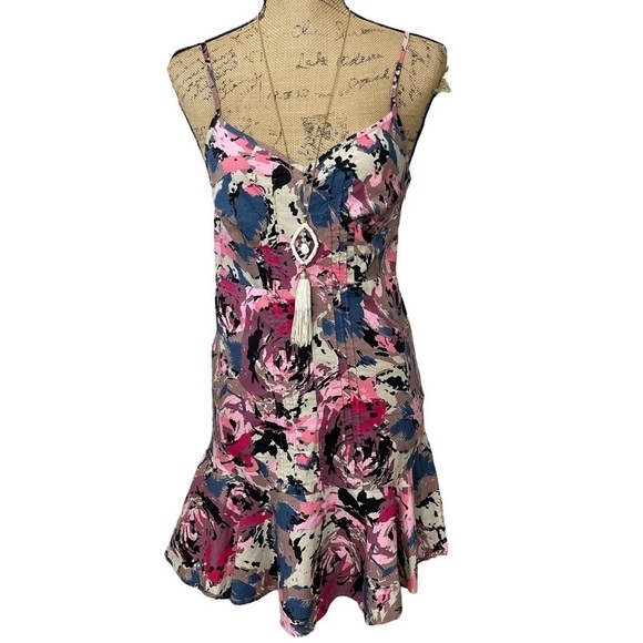 URBAN Outfitters Pink Retro Floral Print Fitted Dress with Ruffled Bottom - Picture 2 of 11